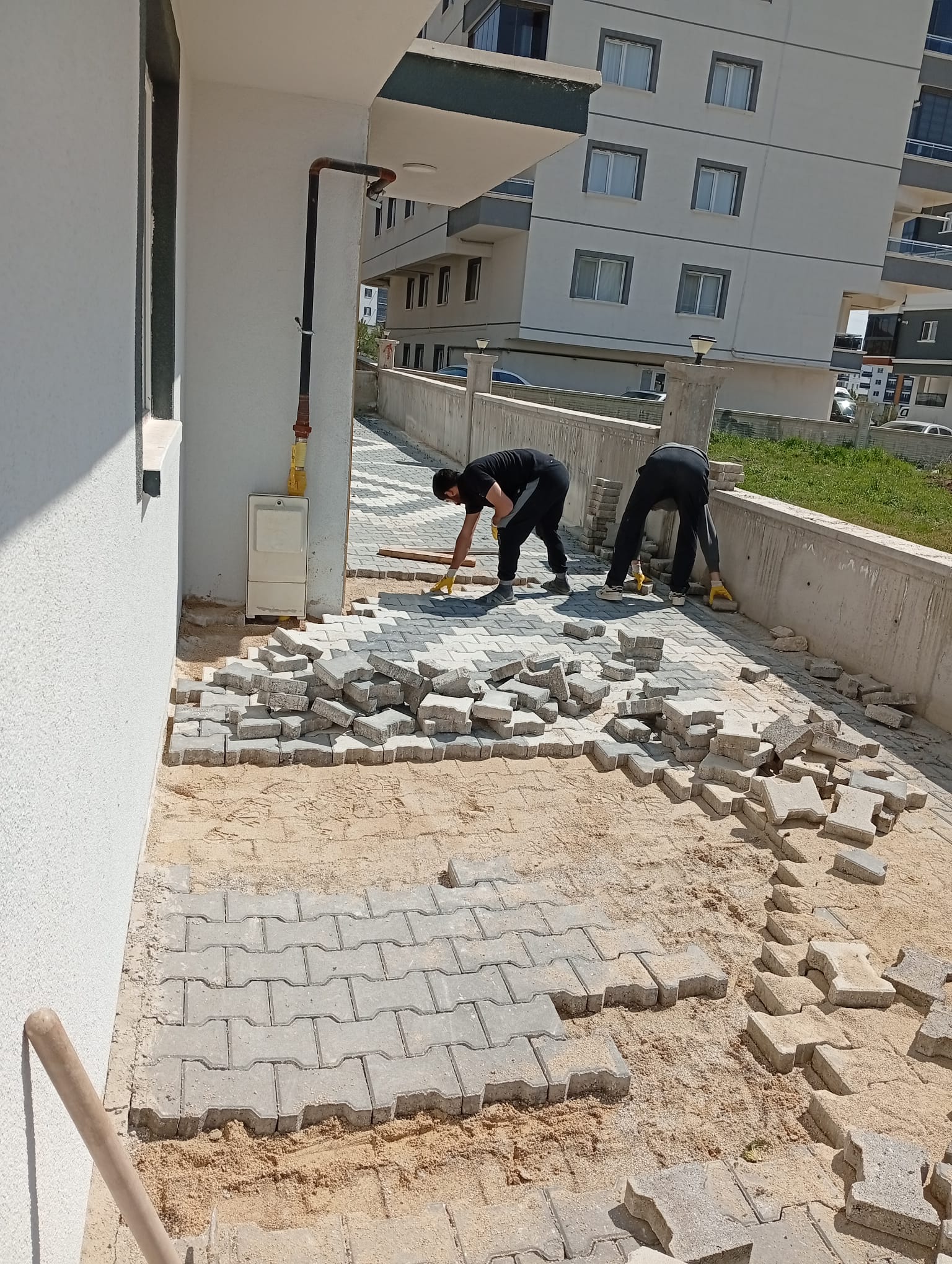 Uygulamalı Kilit Taşı - Ankara içi kapıya teslim, hızlı teklif ve Karahan Peyzaj | zemin hazırlığı, kum serimi, mastar, döşeme ve sıkıştırma dahil işler