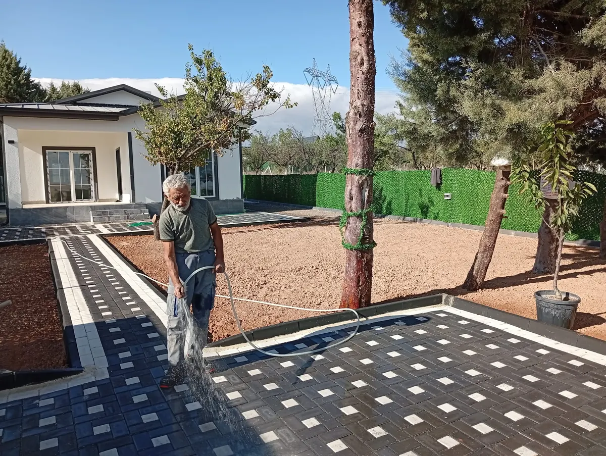 Çankaya Kilit Taşı Fiyatları ve Palet Hesabı için Çankaya kilit taşı görseli; m² fiyatı, palet hesabı ve Ankara teslim teklifini gösteren satış ve uygulama örneği